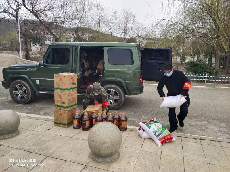黄鹏为隔离百姓配送生活物资 .jpg
